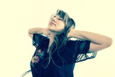 Kapalı gözlerle germe kız