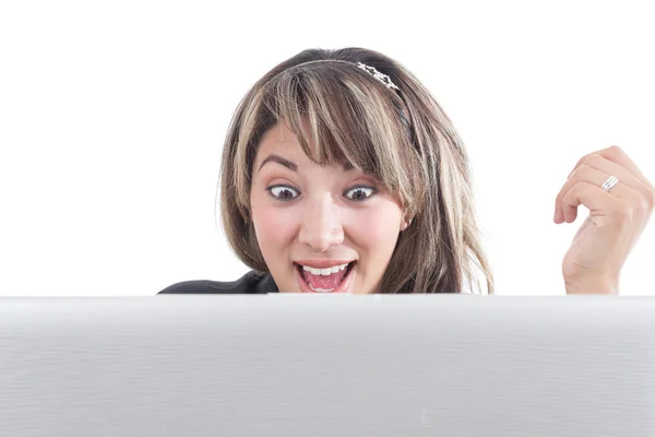 Aufgeschlagenes glückliches Mädchen blickt auf Laptop-Bildschirm — Stockfoto