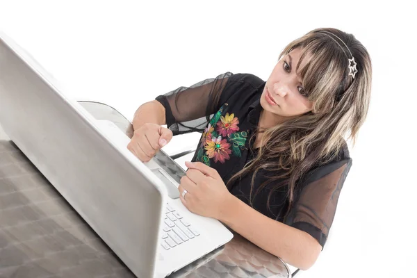 Ernsthafte hispanische Mädchen arbeiten mit Laptop — Stockfoto