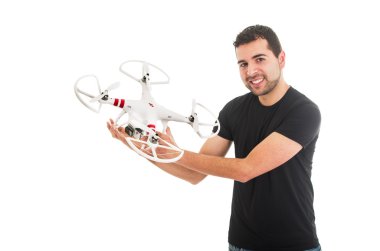 yakışıklı delikanlı quadcopter dron holding