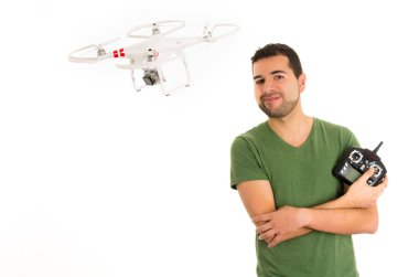 genç adamla dron quadcopter