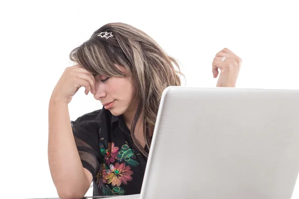 Chica latina cansada de trabajar con portátil — Foto de Stock