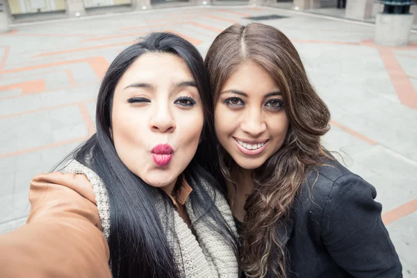 Duas meninas latinas tomando uma selfie — Fotografia de Stock