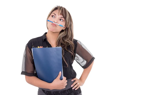 Симпатичная девушка с ручкой между ртом и носом — стоковое фото