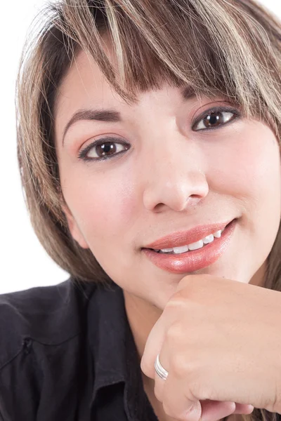 Nahaufnahme eines lateinischen Mädchens, das mit der Hand unter dem Gesicht lächelt — Stockfoto