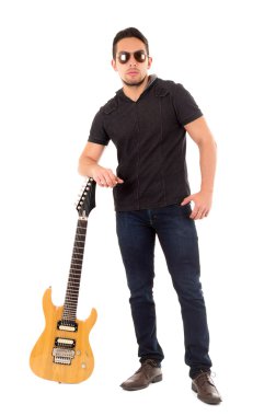 genç adam tutarak elektro gitar