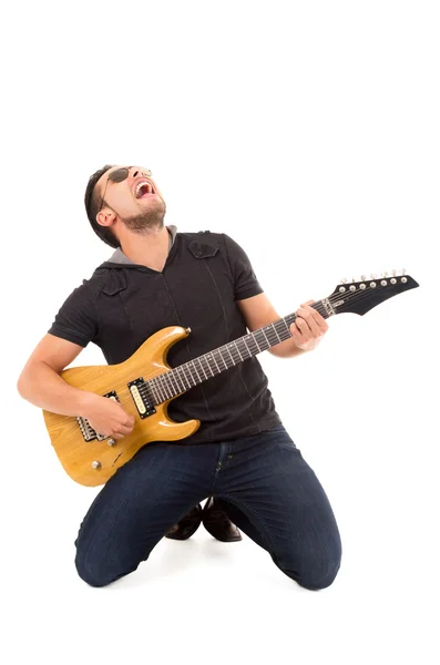 Hispánský mladý muž hrát elektrická kytara — Stock fotografie