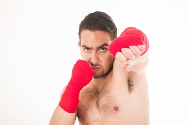 Bileklik kırmızı şort giyen İspanyol dövüş sanatları savaşçı