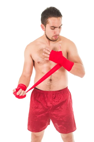 Luchador hispano de artes marciales con pantalones cortos rojos y pulsera —  Fotos de Stock