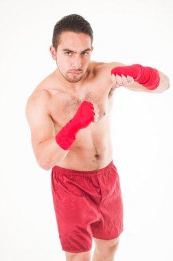 Dövüş sanatları savaşçı kırmızı şort ve bileklik takıyor