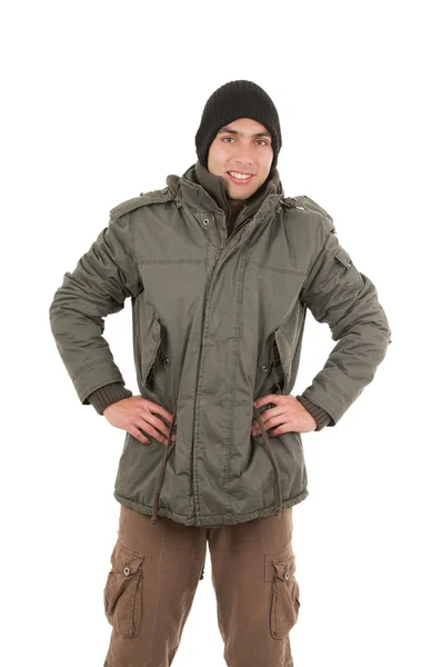 ビーニーと緑の冬のコートを着てラテン若い男 — ストック写真