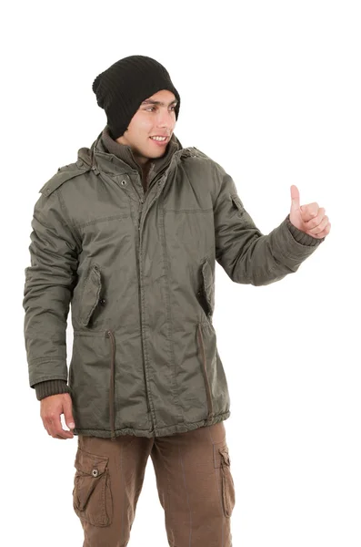 Jeune homme latino vêtu d'un manteau d'hiver vert et un bonnet — Photo