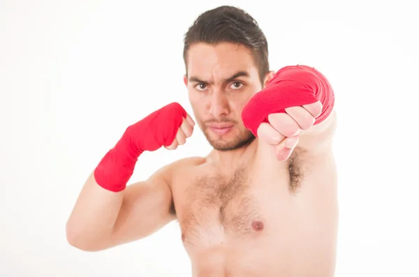 Ispanico combattente arti marziali indossa pantaloncini rossi e braccialetto — Foto Stock