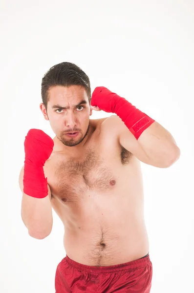 Dövüş sanatları savaşçı kırmızı şort ve bileklik takıyor — Stok fotoğraf