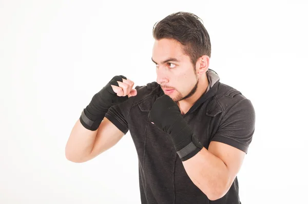 身穿黑色 t 恤的西班牙裔男子武术战斗机 — 图库照片