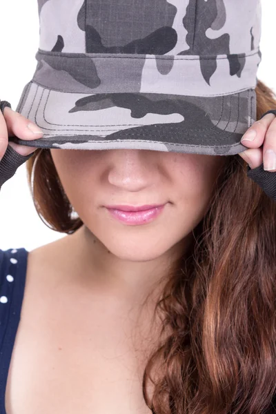 Gros plan jeune fille portant casquette militaire — Photo