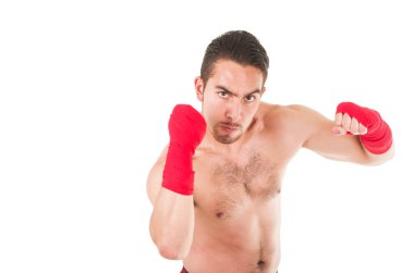 Dövüş sanatları savaşçı kırmızı şort ve bileklik takıyor