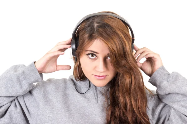 Aantrekkelijke jonge rode haired meisje hoofdtelefoon dragen — Stockfoto