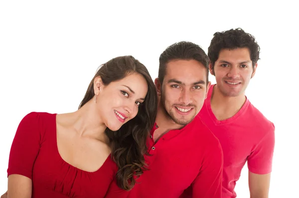 Dos jóvenes y una joven vestida de rojo posando — Foto de Stock