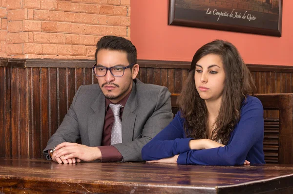 Pareja joven en un restaurante —  Fotos de Stock