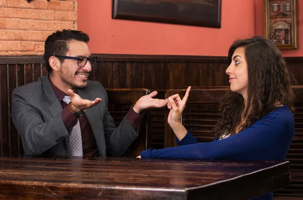 Jovem casal latino em um restaurante — Fotografia de Stock