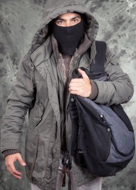 üzerinde gri blackground siyah kapüşonlu tanınmayan adam