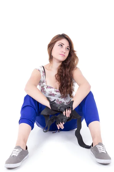 Hispánský dívka sedící na podlaze — Stock fotografie