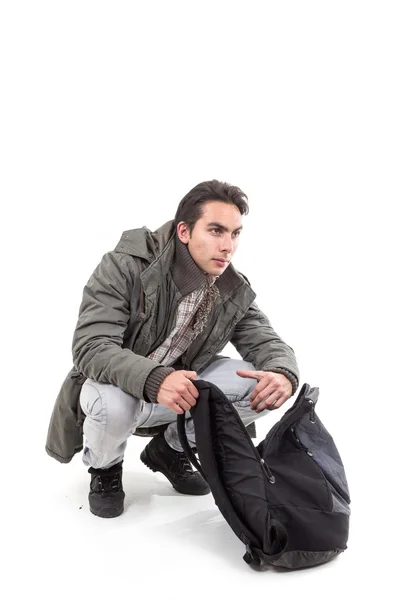 Jovem latino cara carregando mochila — Fotografia de Stock