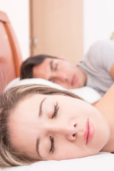 Cute couple lying in bed sleeping — Stock Photo, Image