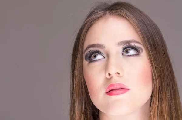 Portrét krásná mladá dívka pózuje na sobě make-up — Stock fotografie