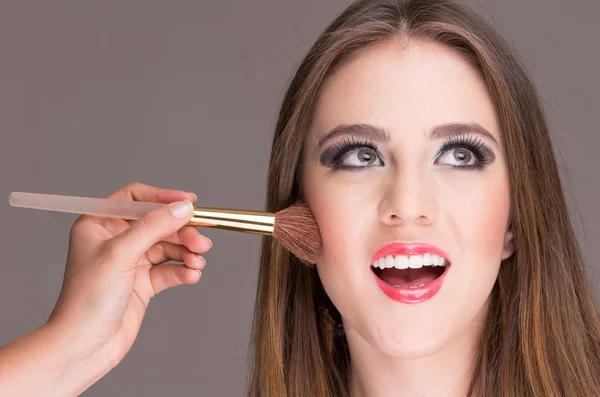 Hermosa joven mujer consiguiendo maquillaje hecho —  Fotos de Stock