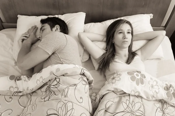 Casal atraente deitado na cama — Fotografia de Stock