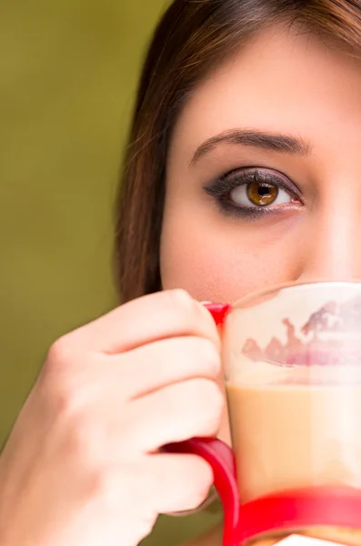 Bella ragazza che beve caffè — Foto Stock