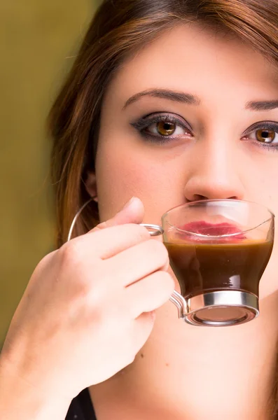 Closeup of a beautiful girl drinking coffee — Stock Photo, Image