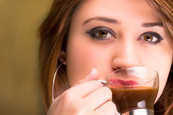 Primo piano di una bella ragazza che beve caffè — Foto Stock