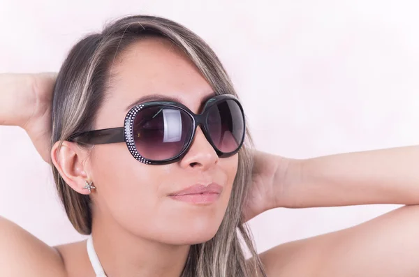 Bonita chica usando gafas de sol — Foto de Stock