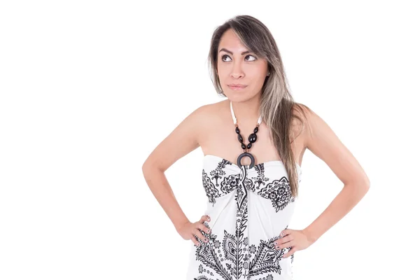 Bela menina latina vestindo vestido de verão posando — Fotografia de Stock