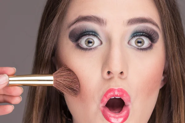 Mooie jonge vrouw make-up gedaan krijgen — Stockfoto