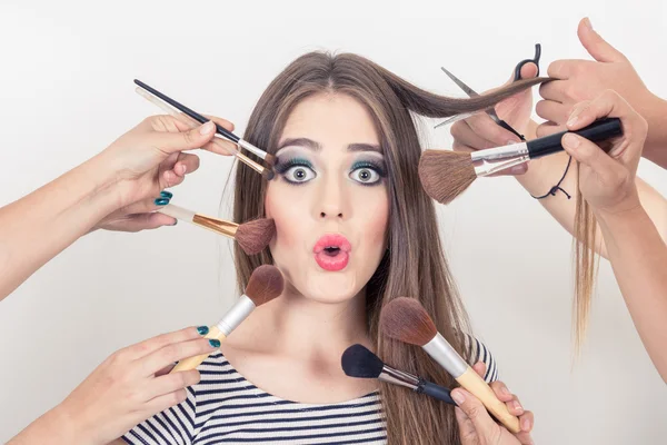 Nahaufnahme der schönen blonden Mädchen immer Make-up erledigt — Stockfoto