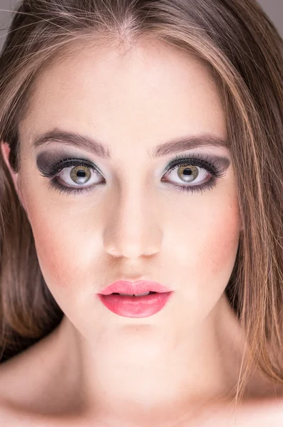 Nádherná mladých ženách tvář s make-upem — Stock fotografie