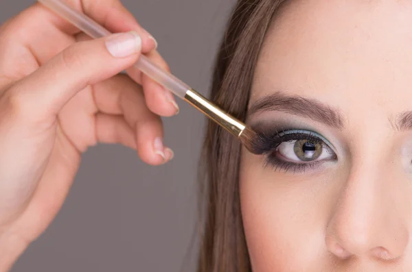 Hermosa joven mujer consiguiendo maquillaje hecho —  Fotos de Stock