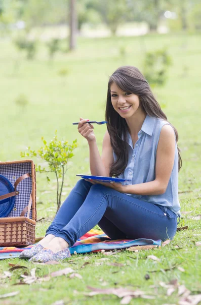 Schönes junges Mädchen beim Picknick — Stockfoto