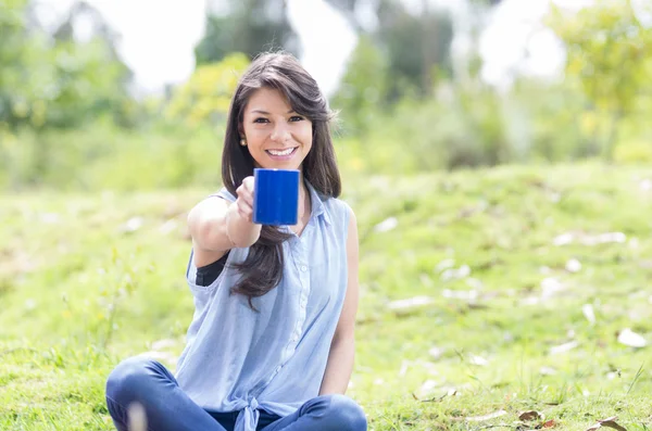 Bella giovane ragazza avendo un picnic — Foto Stock