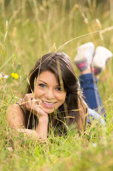 Pretty hispanic girl in a wheat field — Stock Photo, Image