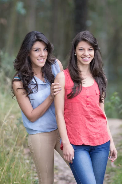 Portrét krásné bruneta sester v lese — Stock fotografie