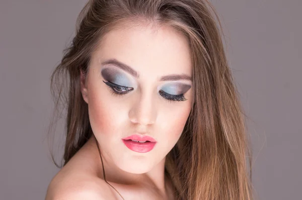 Closeup atraktivní mladá žena nosí make-up pózuje — Stock fotografie