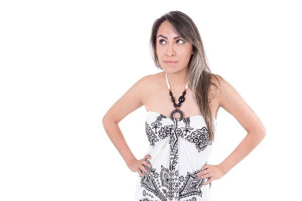 Красивая латинская девушка в летнем платье позирует — стоковое фото