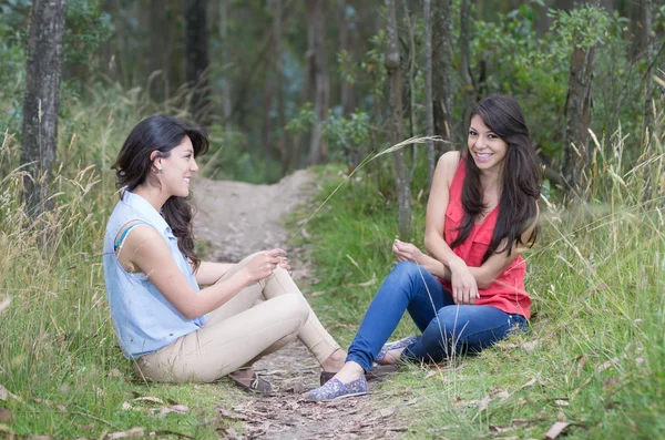 Deux belles filles assises dans une forêt — Photo