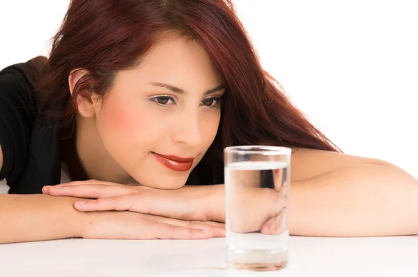 Aantrekkelijke jonge rode haired meisje met een glas water — Stockfoto