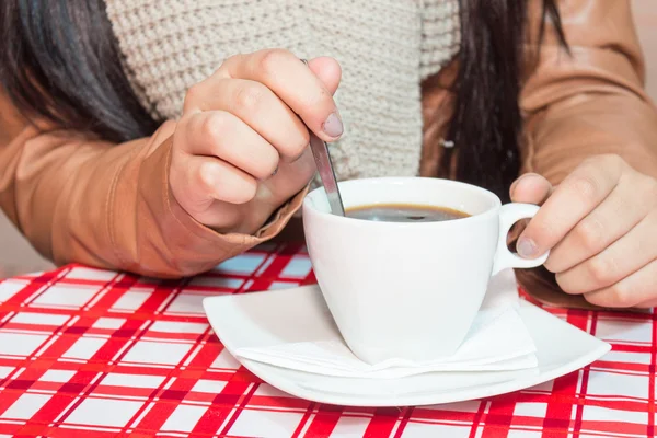 Ragazze mani che tengono la tazza di caffè — Foto Stock